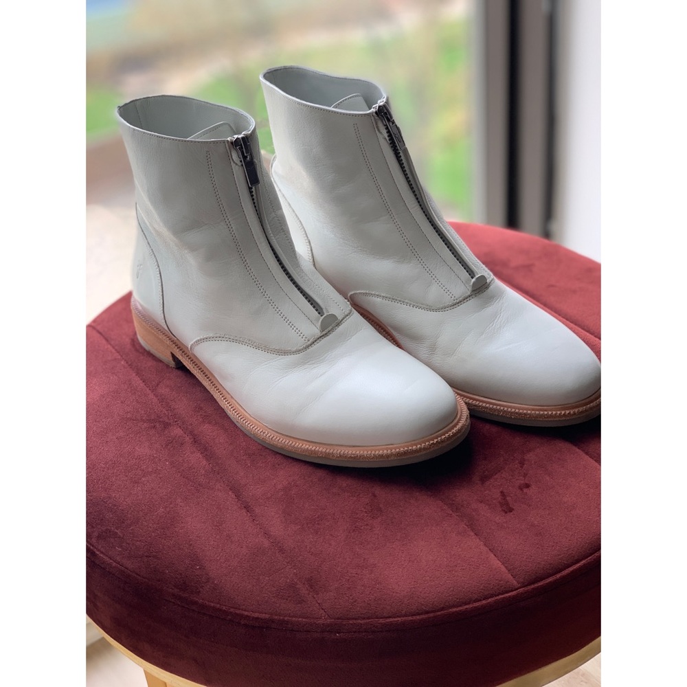 FRYE Kelly White Front Zip Booties